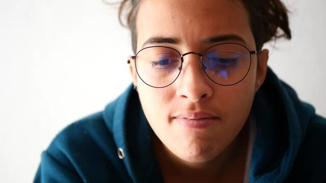 Personne &agrave; lunette en d&eacute;saccord 