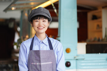 キッチンカーの女性店員イメージ