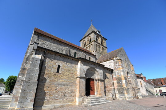 Eglise de Rouy dans la Ni&egrave;vre en Bourgogne-Franche-Comt&eacute;