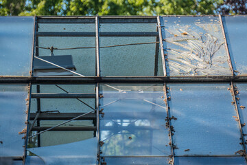 Defektes Glasdach eines Gewächshauses