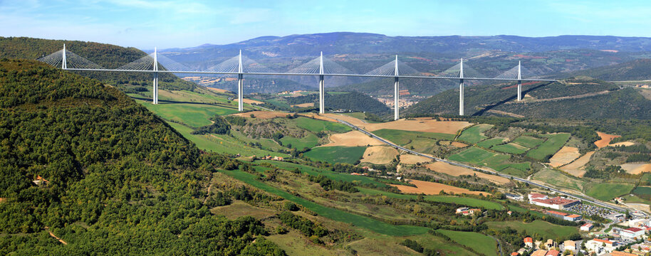 Le viaduc autoroutier enjambant la vallée du Tarn .10/10/2015, à Millau en France.