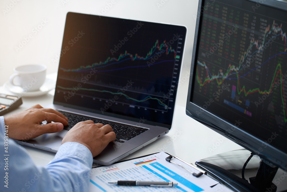 Poster close-up young businessman statistic graph of stock market financial indices analysis on a laptop an