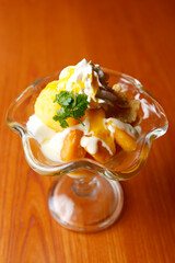 ガラスの器のマンゴーパフェ