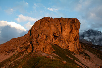 Fototapeta premium Wunderschöner Ausblick auf der Passhöhe des Klausenpass. Atemberaubende Lichtstimmung.