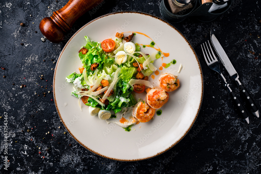 Sticker fresh salad with prawns and quail eggs