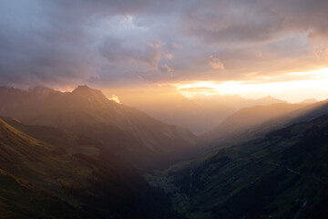 Wunderschöner Ausblick auf der Passhöhe des Klausenpass. Atemberaubende Lichtstimmung.