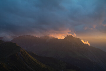 Obraz premium Wunderschöner Ausblick auf der Passhöhe des Klausenpass. Atemberaubende Lichtstimmung.