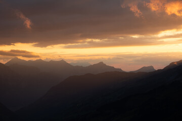 Wunderschöner Ausblick auf der Passhöhe des Klausenpass. Atemberaubende Lichtstimmung.