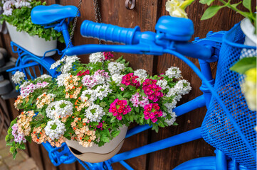 Mit Blumen beschmücktes Fahrrad als Dekorationsidee für den eigenen Garten