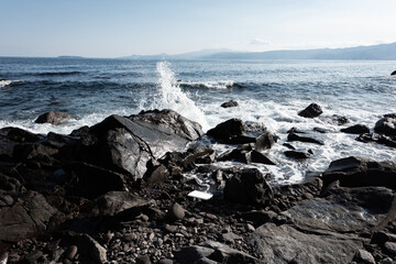 岩場に打ち寄せる波