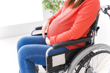 車いすに乗る妊婦