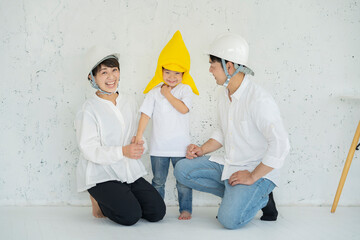 防災頭巾をかぶる子供とヘルメットを装着する親