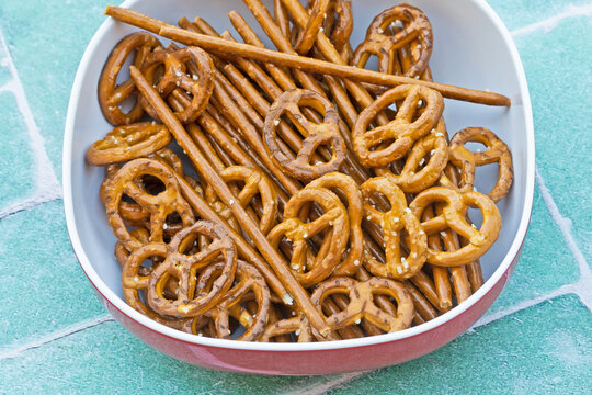 plat de bretzel bavarois sal&eacute; pour l'ap&eacute;ritif