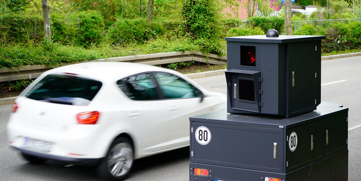 Verkehrs&uuml;berwachung Blitzer Radar Kontrolle Geschwindigkeit