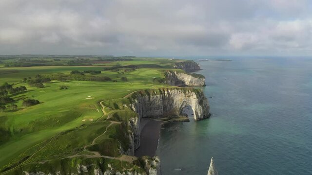 Vue a&eacute;rienne des falaises normandes de la C&ocirc;te d'Alb&acirc;tre, &agrave; Etretat, en France, en &eacute;t&eacute;. Aerial view of the coastal cliffs of Etretat, in Normandy, France.