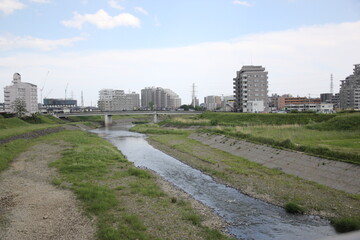 住宅街を流れる川