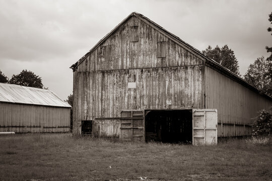 Experience the Inside of an Old Tobacco Barn