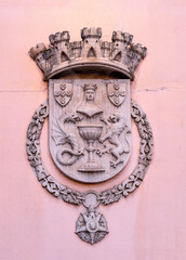 Brasão da cidade de Coimbra em relevo de pedra. Rainha Santa Isabel. Colar de torre e espada.