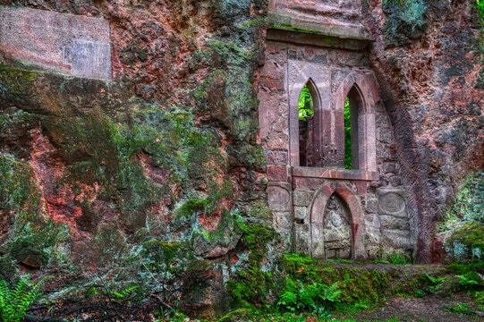 A lost place and an artificial ruin made of quartz porphyry: the hermitage on the Rochlitz Mountain (in German: Einsiedelei auf dem Rochlitzer Berg)
