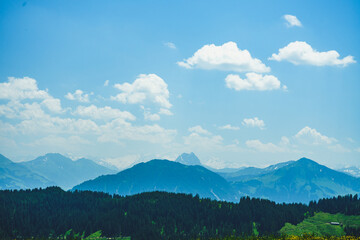 Alpen Panorama Richtung Süden, von der Hohen Salve aus fotografiert. Tirol und Tauern Bergspitzen vor einem Blauen Sommer Himmel mit Schäfchen Wolken. 