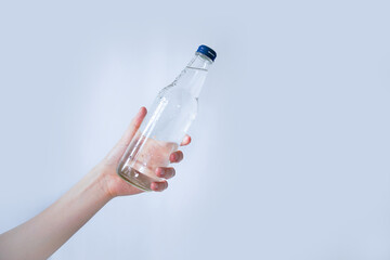 サイダーのビンを持った手