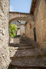 Fototapeta na wymiar Ruelle ou calade déserte dans le vieux village de Mirmande en Drôme provençale