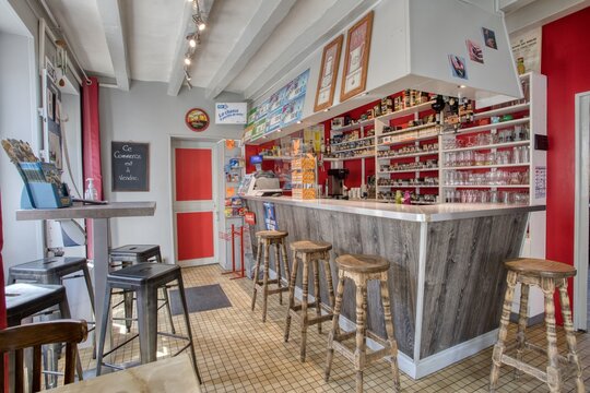 photo d'un bar tabac avec comptoir et espace de vente