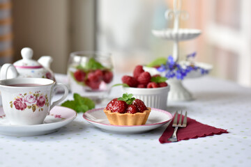 Obraz na płótnie Canvas fruit tart with red berries
