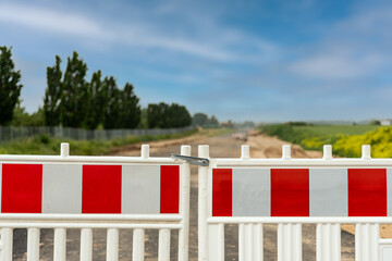 Baustelle mit Absperrung an einer Straßenbaustelle