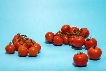 Tomates cerises en grappe sur un fond bleu clair