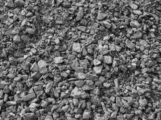 kleine graue Schottersteine in großer Menge auf einer Baustelle