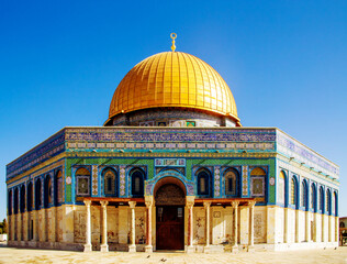 The Dome of the Rock, Islamic shrine located on the Temple Mount in the Old City of Jerusalem. He is in its core one of the oldest extant works of Islamic architecture - obrazy, fototapety, plakaty
