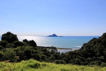 ニュージーランド北島のファカタネの高原からホワイト島を望む海辺の景色