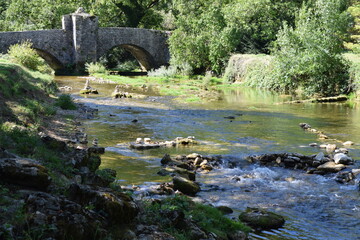 Pont de pierre ancien rivière cailloux verdure paysage Jura nature