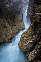 Schönes Bayern: Die wilde Leutaschklamm bei Mittenwald - Spaziergang zum Wasserfall, Langzeitbelichtung mit fließenden Gewässer