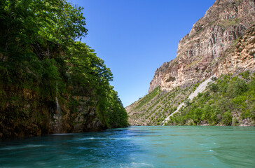 Fototapeta na wymiar Walk along the canyon of the Sulak River in May