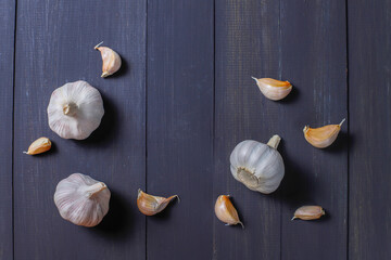 Garlic cloves and garlic bulbs.