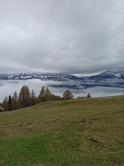 Bewölkte Berge mit Alpenweide