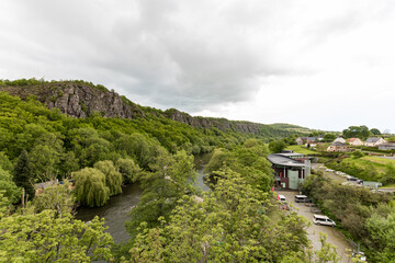 Fototapeta premium Paysage de la Suisse normande le long de l’Orne à Clécy sous un ciel couvert (Normandie)