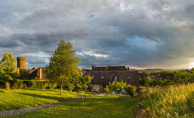 Fototapeta na wymiar Allassac (Corrèze, France) - Coucher de soleil sous un ciel nuageux