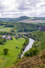 Paysage de la Suisse normande le long de l&rsquo;Orne &agrave; Cl&eacute;cy sous un ciel couvert (Normandie)