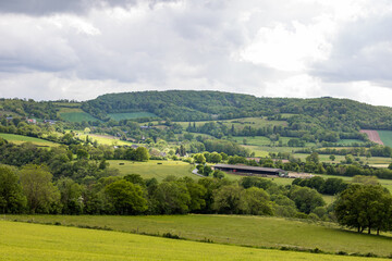 Obraz premium Paysage de la Suisse normande le long de l’Orne à Clécy sous un ciel couvert (Normandie)