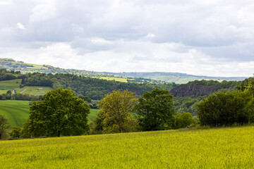 Paysage de la Suisse normande le long de l’Orne à Clécy sous un ciel couvert (Normandie)