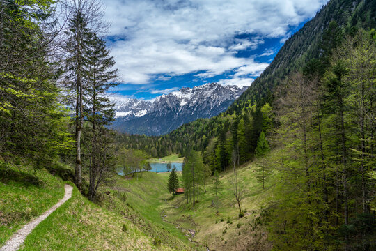 Wanderurlaub im sch&ouml;nen Bayern: Der traumhafte Ferchensee bei Mittenwald mit dem schneebedeckten Karwendelgebirge im Hintergrund