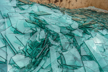 Zerbrochene Glasscheiben im wertstoff Container