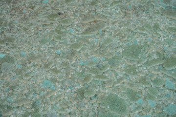 Zerbrochene Glasscheiben im wertstoff Container