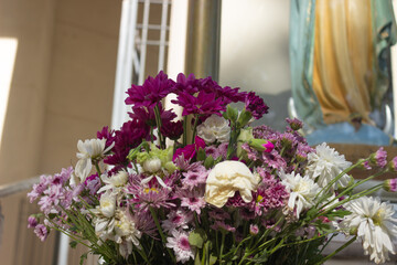 Flower arrangement with violet and white flowers.