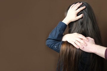 Naklejka premium male hand lies on the shoulder of a crying woman close-up on a dark background, psychological support of a girlfriend, wife in a difficult situation