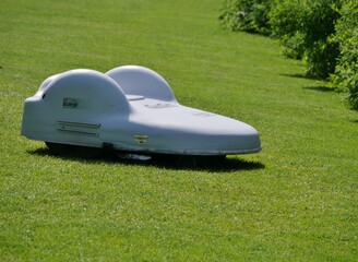 Weißer automatischer Rasenmäher