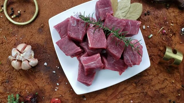 Carne fresca vacuna cortada en cubos es lo mejor